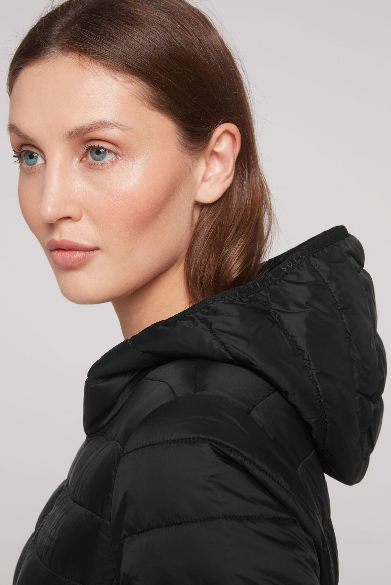 Leichte Steppjacke mit Kapuze
