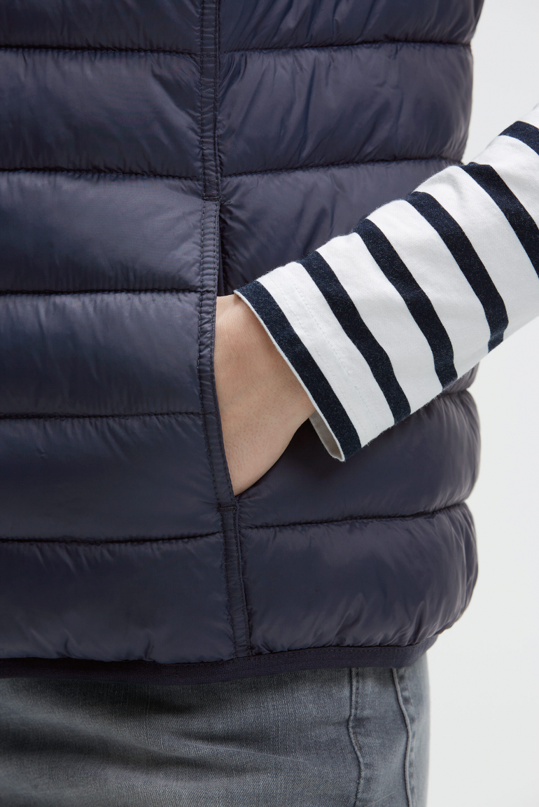 Leichte Steppweste mit Prints und Patch