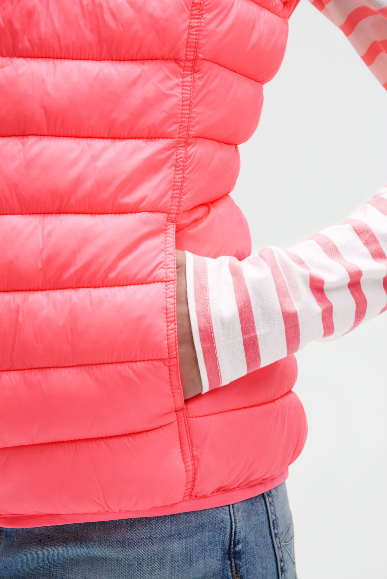 Leichte Steppweste mit Prints und Patch