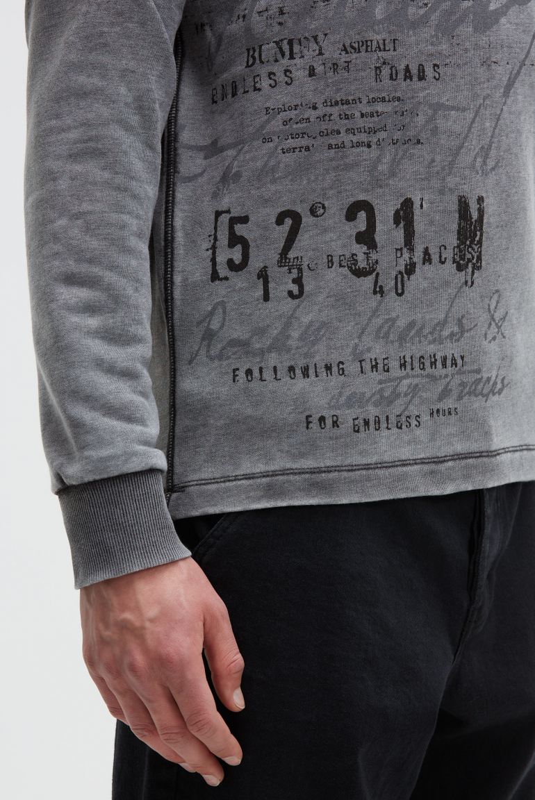 Leichter Hoodie mit Ausbrenner-Effekten und Artwork