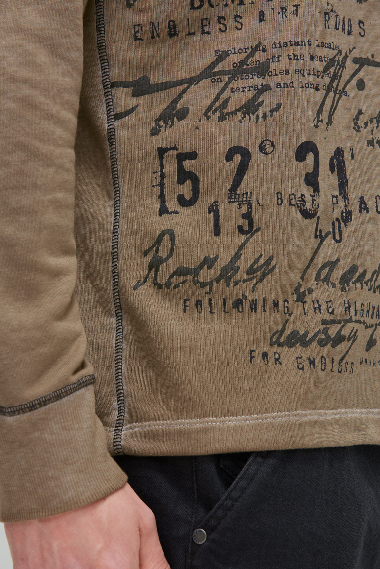 Leichter Hoodie mit Ausbrenner-Effekten und Artwork