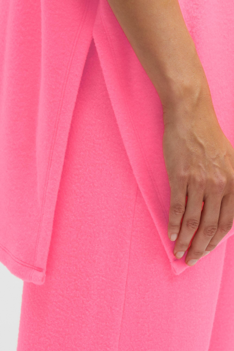 Poncho aus Flauschstrick mit Glimmer Print