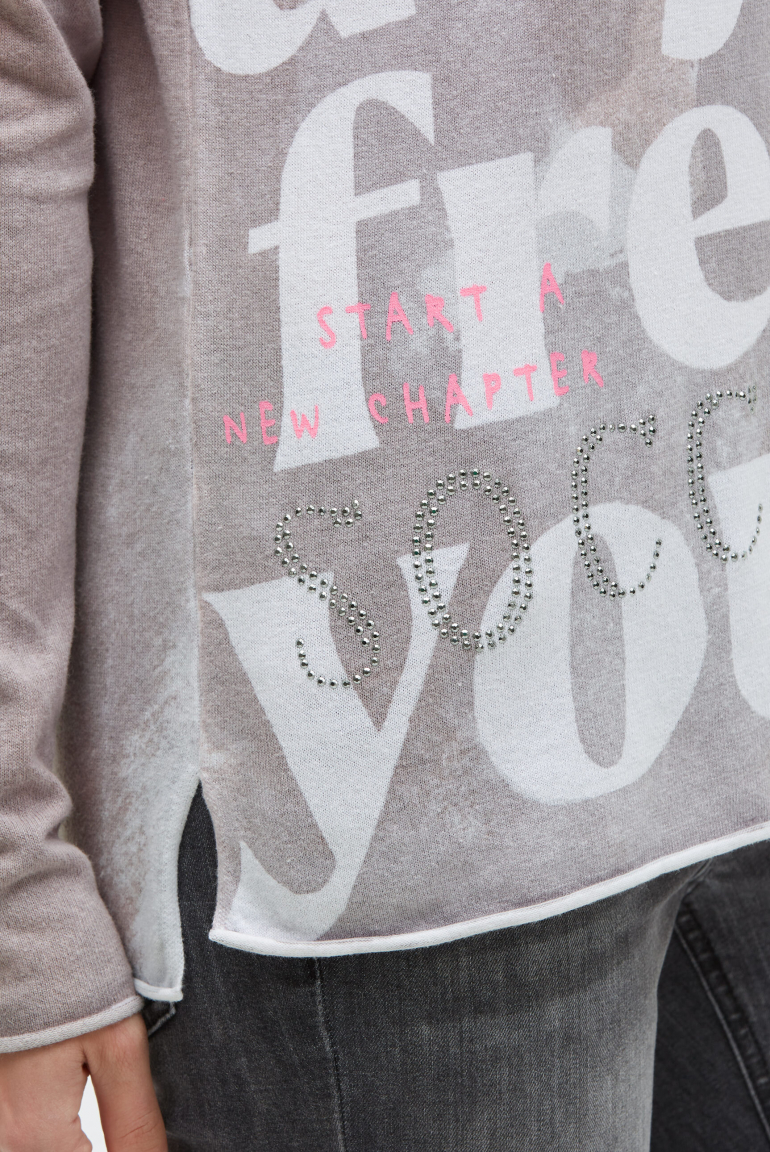 Pullover mit All Over Print und Schmucksteinen