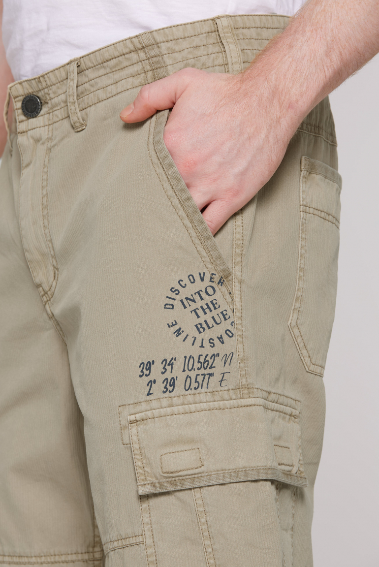 Skater Shorts mit Webstreifen und Prints