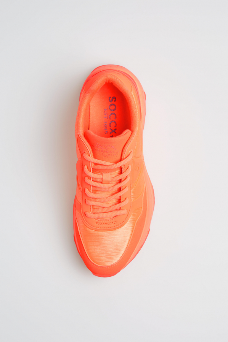 Sneaker Low im tonigen Materialmix