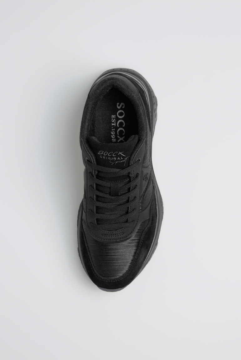 Sneaker Low im tonigen Materialmix
