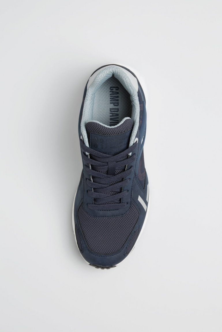 Sneaker mit Mesh- und Logo-Details