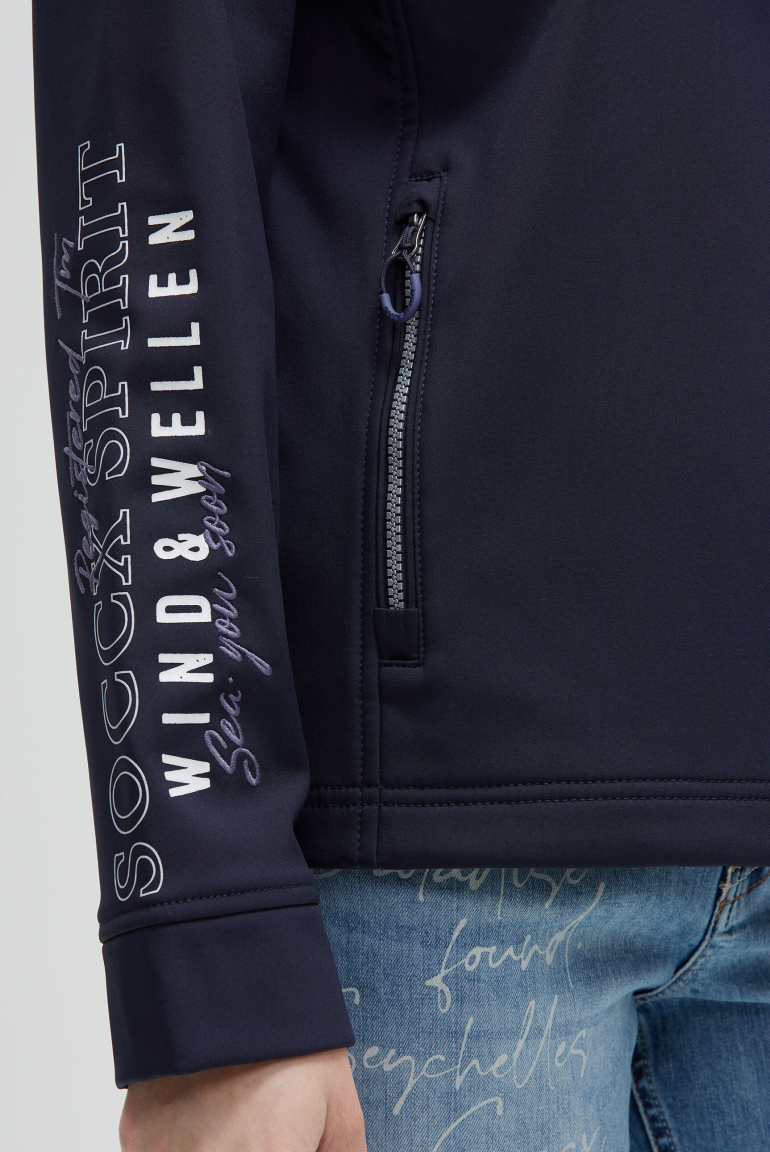 Softshelljacke mit Ärmelprint und Stickereien