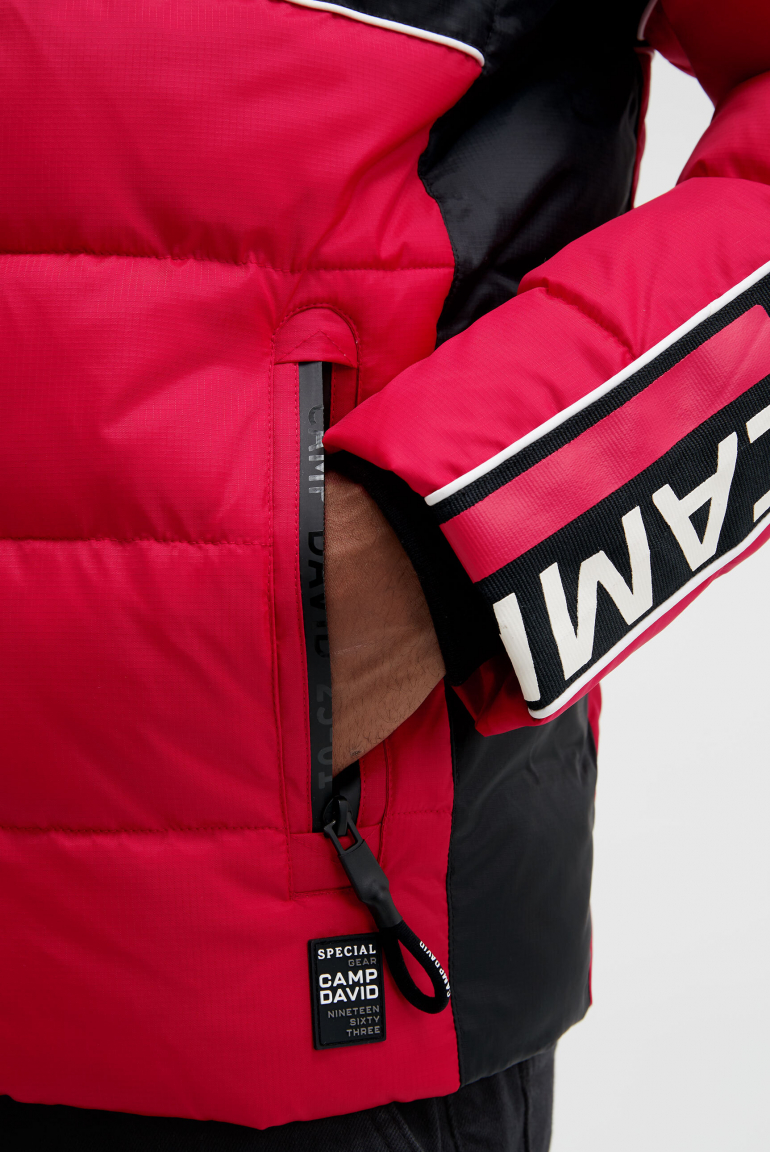 Steppjacke mit Colour-Blocking, Tapes, Artworks