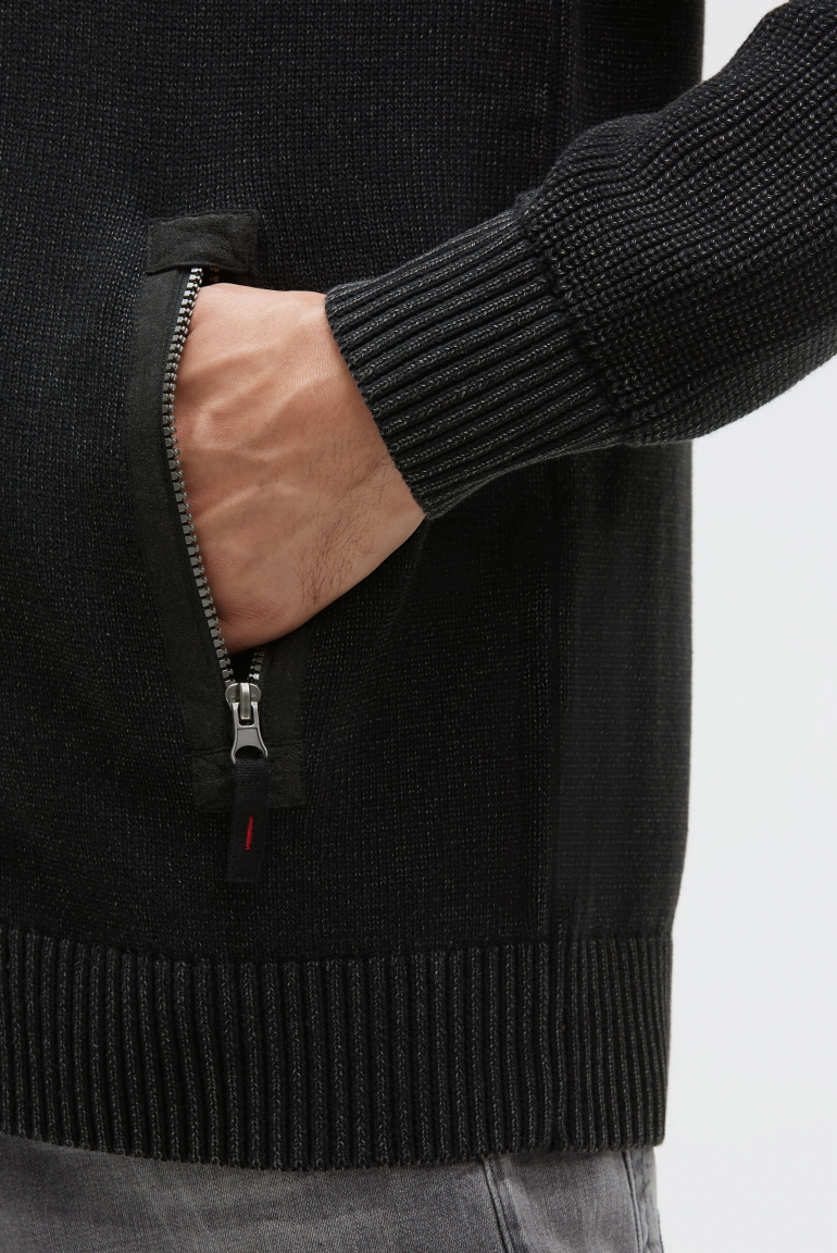 Strickjacke mit Tapes und Label Prints