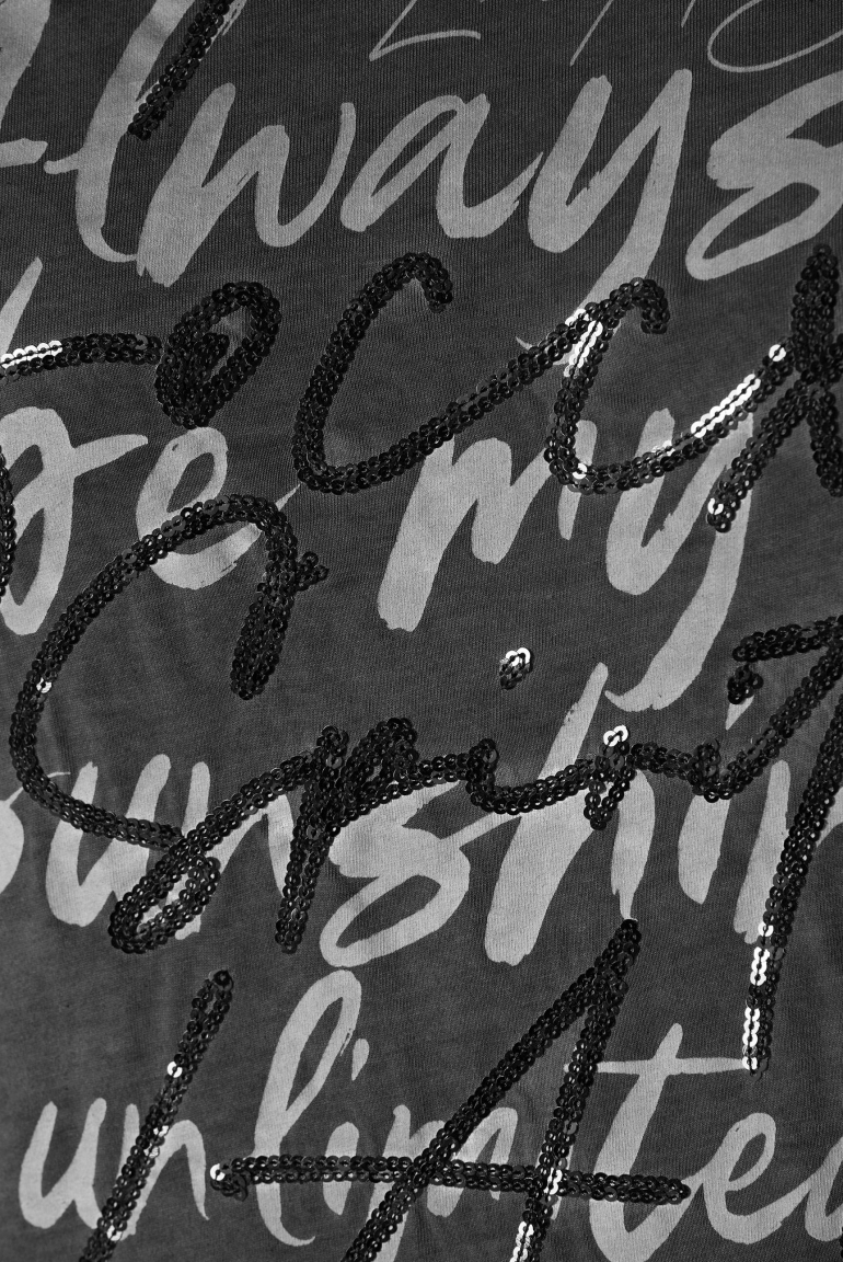 T-Shirt Inside Oil Dyed mit Pailletten-Wording
