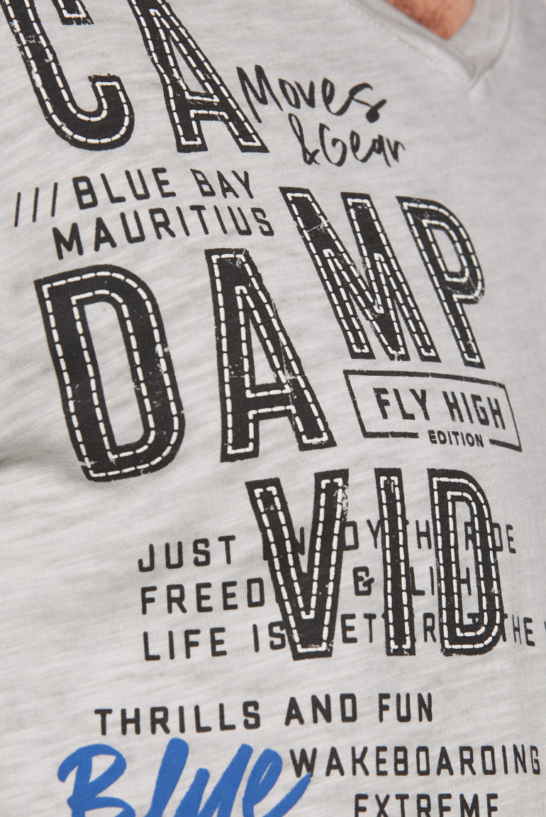 T-Shirt Inside Oil Dyed mit V-Neck und Print