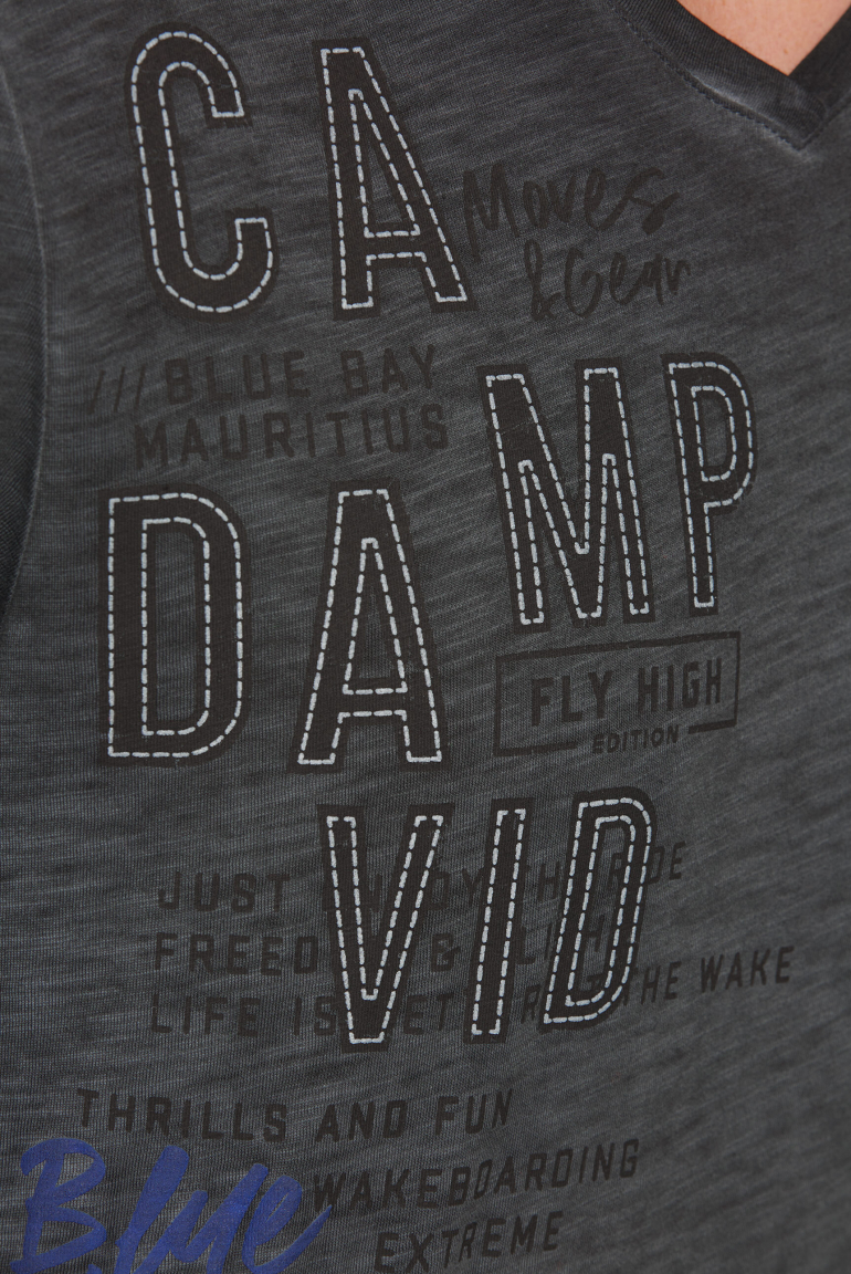 T-Shirt Inside Oil Dyed mit V-Neck und Print