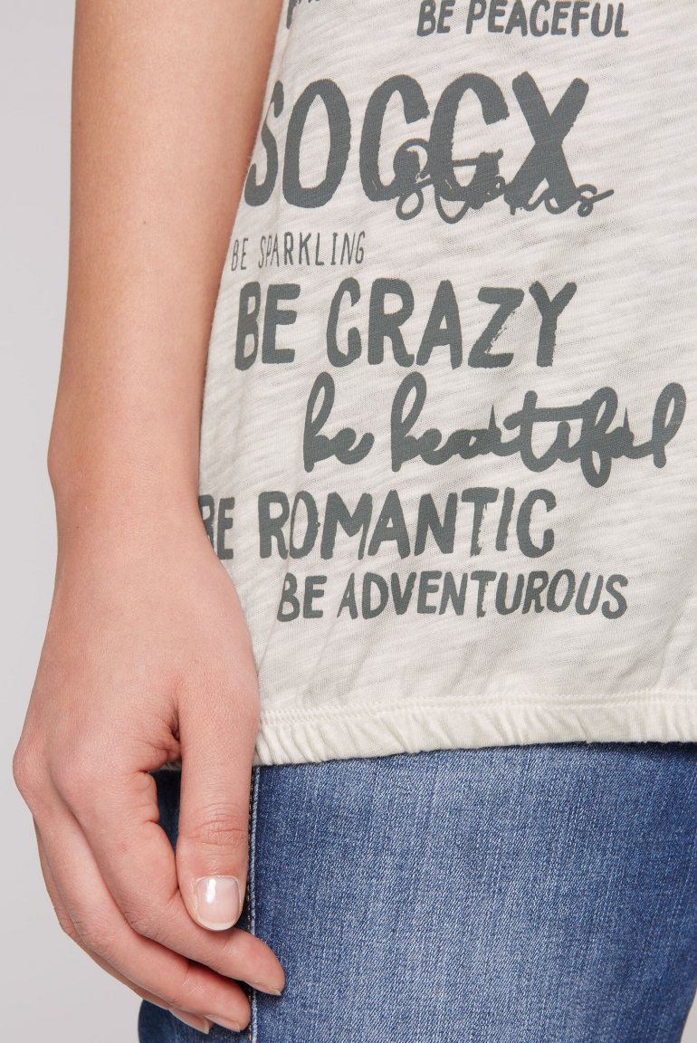 T-Shirt mit Gummizugsaum und Label Print