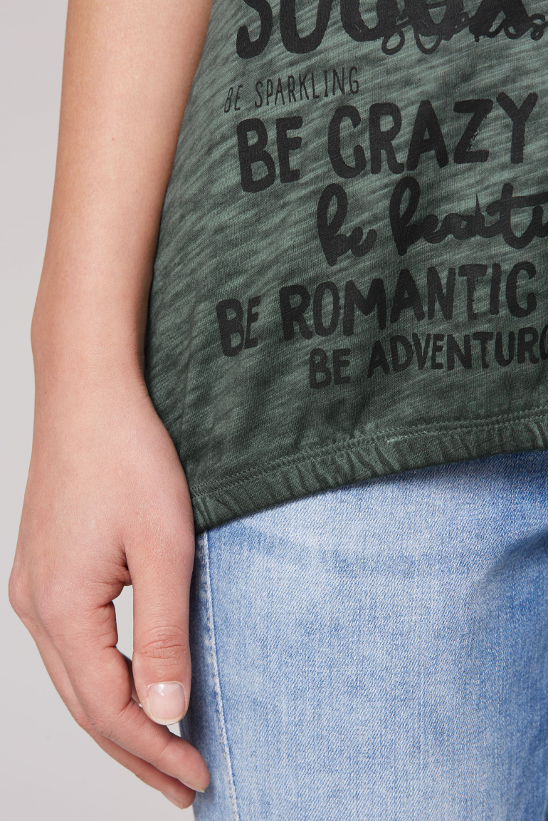 T-Shirt mit Gummizugsaum und Label Print