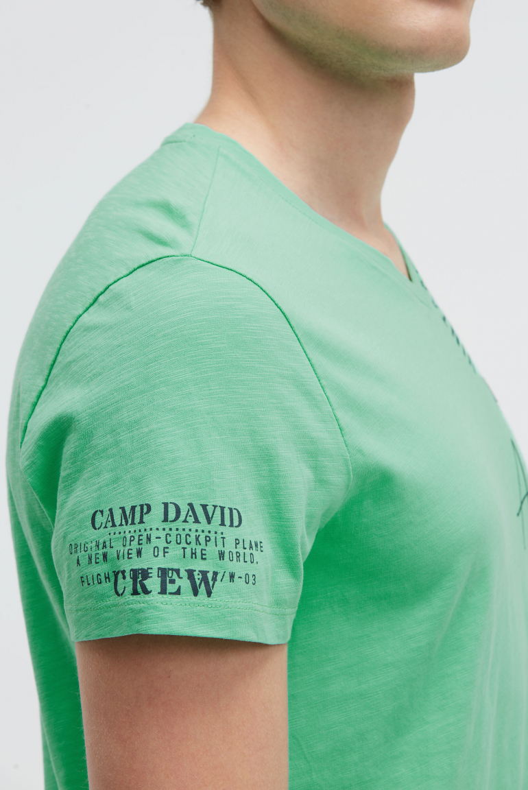 T-Shirt V-Neck mit Used Prints und Patches