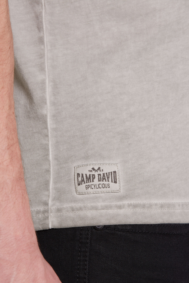 V-Shirt mit Brusttasche und Backprint