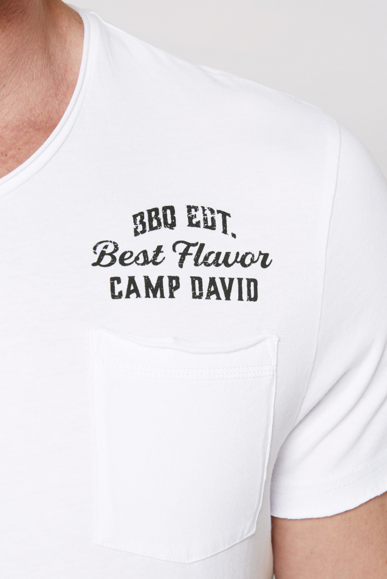 V-Shirt mit Brusttasche und Backprint