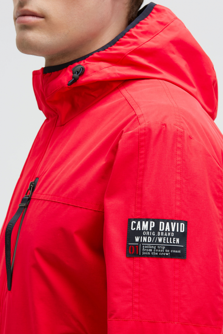 Wind- und Wetterjacke mit Kapuze
