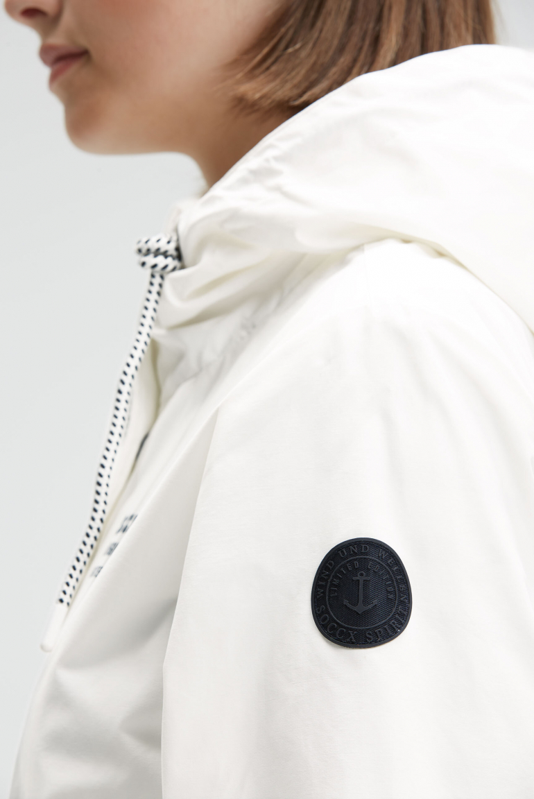 Wind- und Wetterjacke mit Kapuze