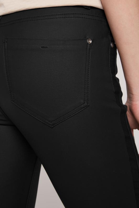 Jeans mit Beschichtung und tonigem Seitentape