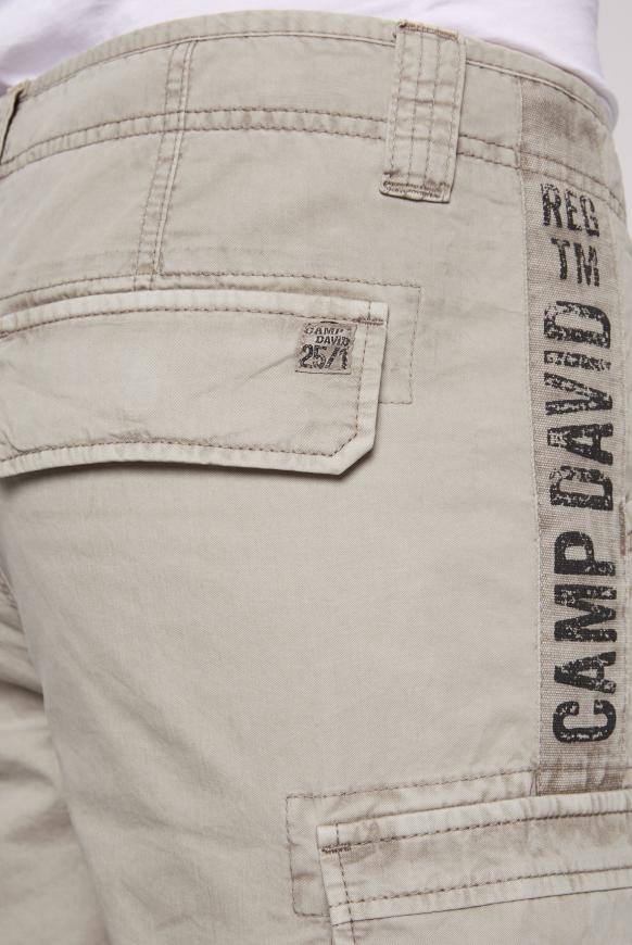 Kurze Cargo Shorts mit Seitentapes