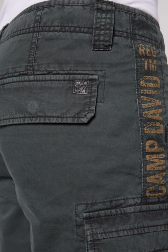 Kurze Cargo Shorts mit Seitentapes