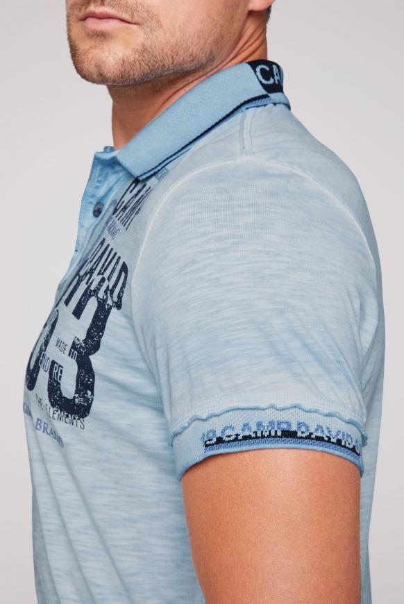 Polo mit Logo-Design an Kragen und Ärmeln