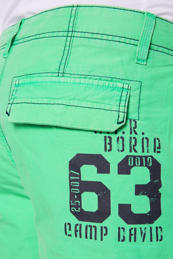Skater Shorts mit Kontrastnähten und Prints