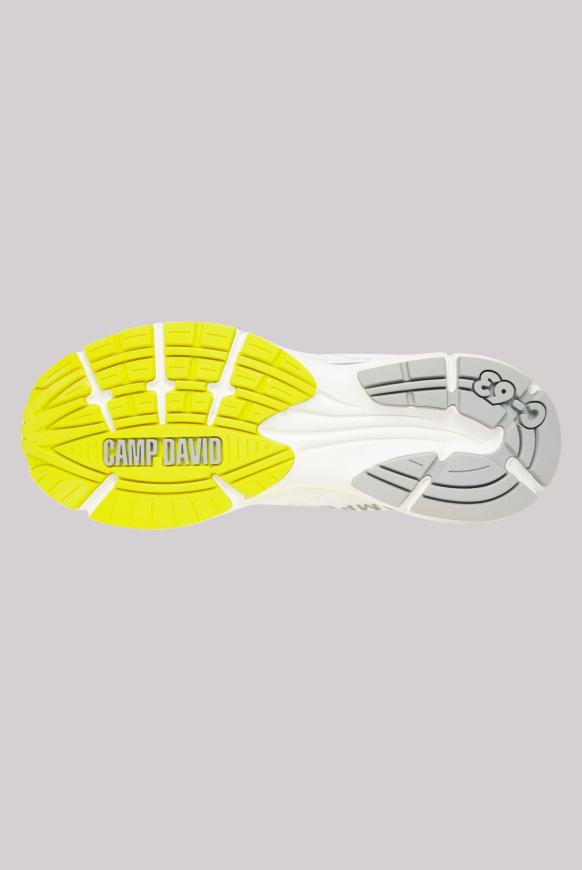 Sneaker mit Textil-Struktur und Logo Design