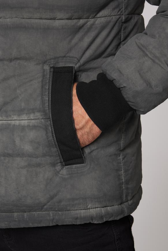 Steppjacke mit Crinkle- und Spray-Effekt