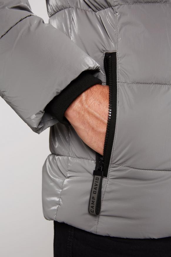 Steppjacke mit Metallic-Effekt und Kapuze