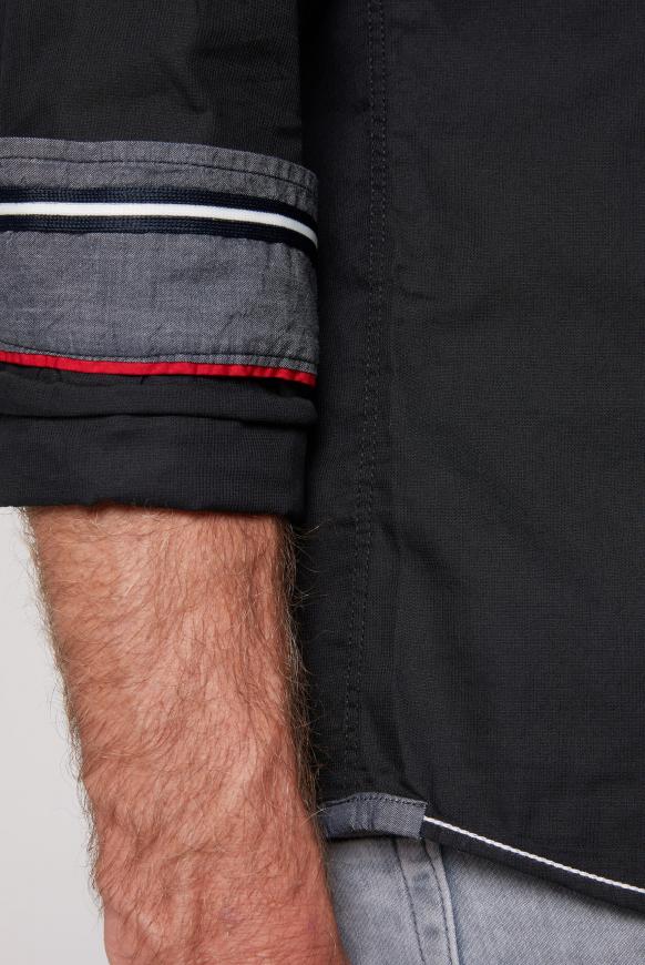 Strukturiertes Hemd mit Label-Applikationen