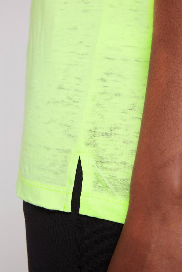 T-Shirt mit Ausbrenner-Effekten