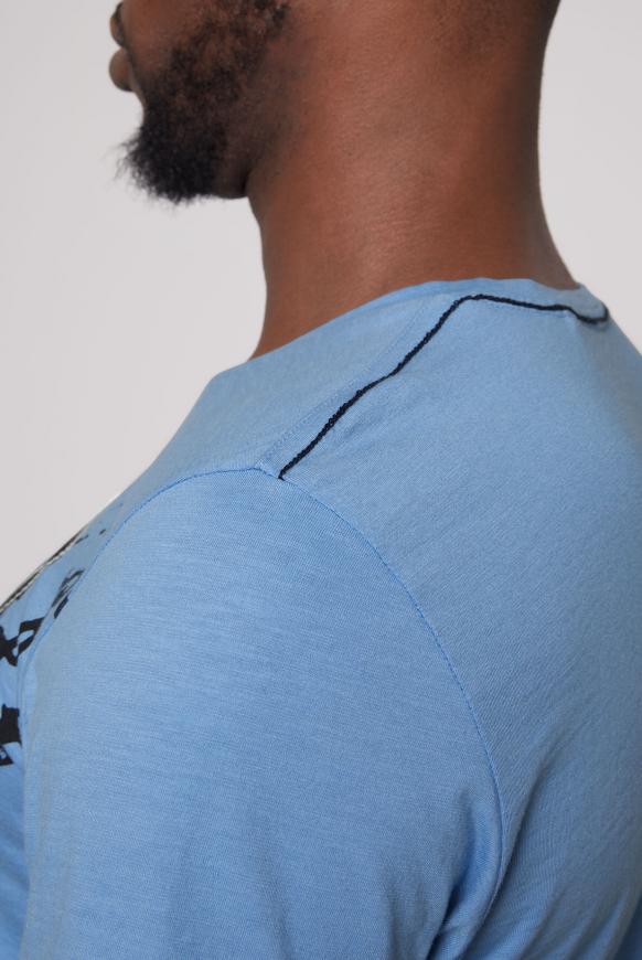 V-Shirt mit Logo-Applikationen
