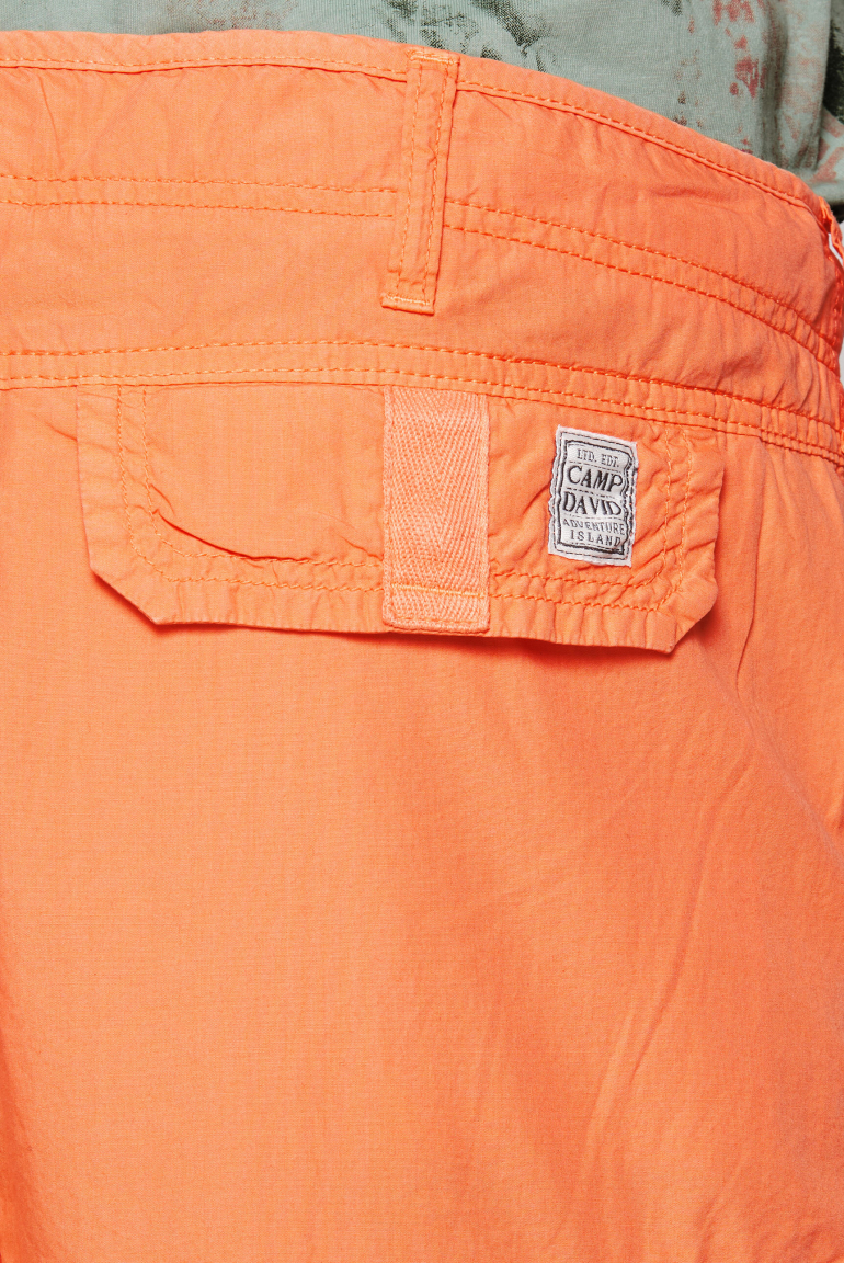 Cargo Shorts mit tonigen Tapes und Stickereien