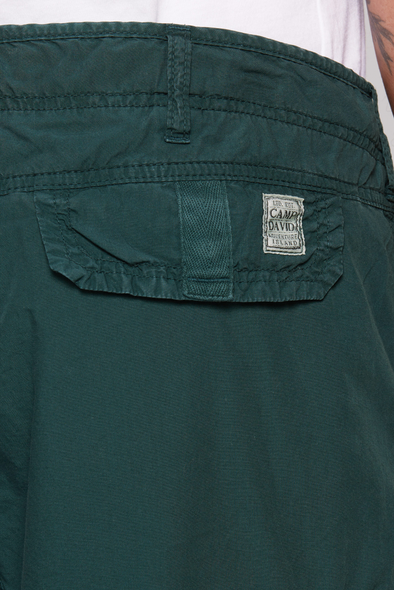 Cargo Shorts mit tonigen Tapes und Stickereien