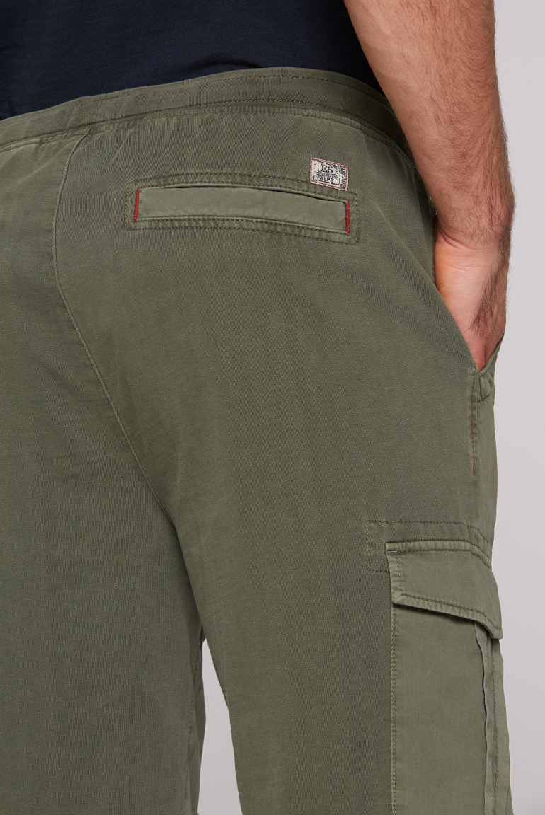 Cargohose im tonigen Materialmix