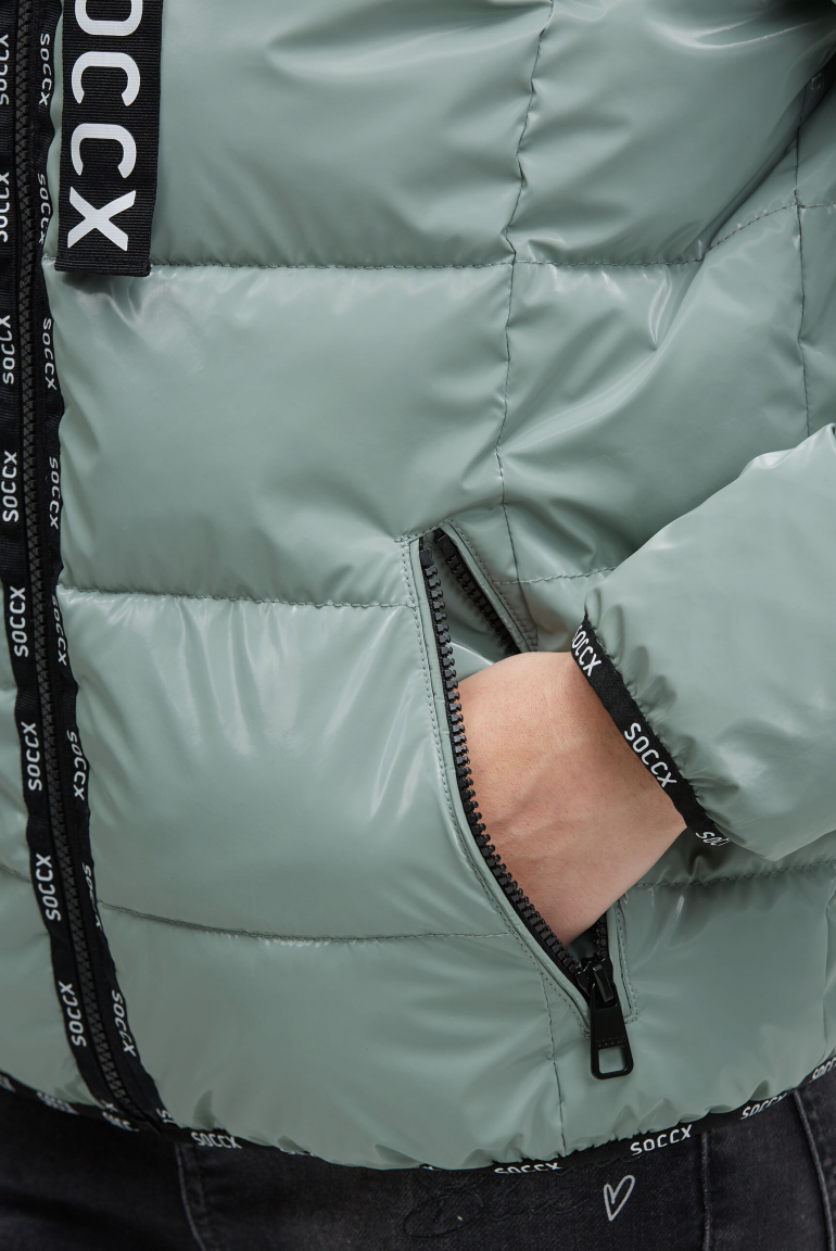 Glänzende Steppjacke mit Kapuze und Logo-Bändern