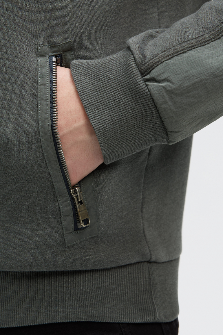 Hoodie im Materialmix mit Zippertaschen