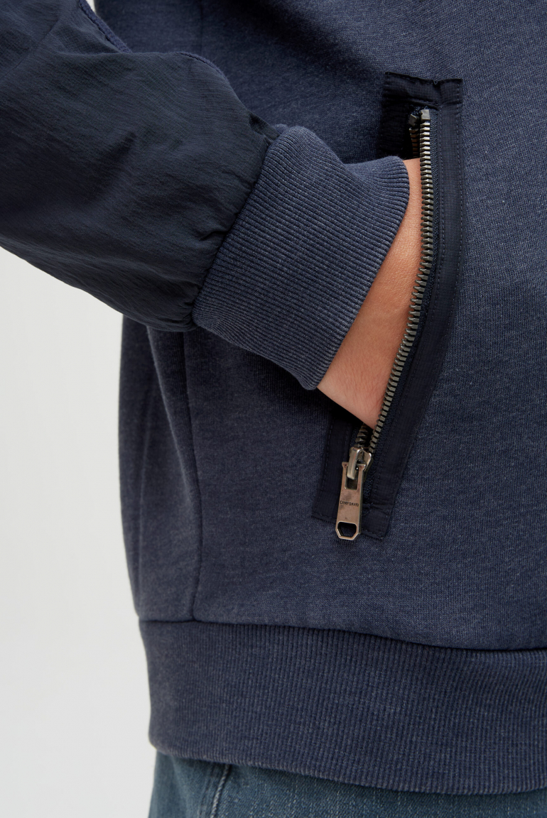 Hoodie im Materialmix mit Zippertaschen