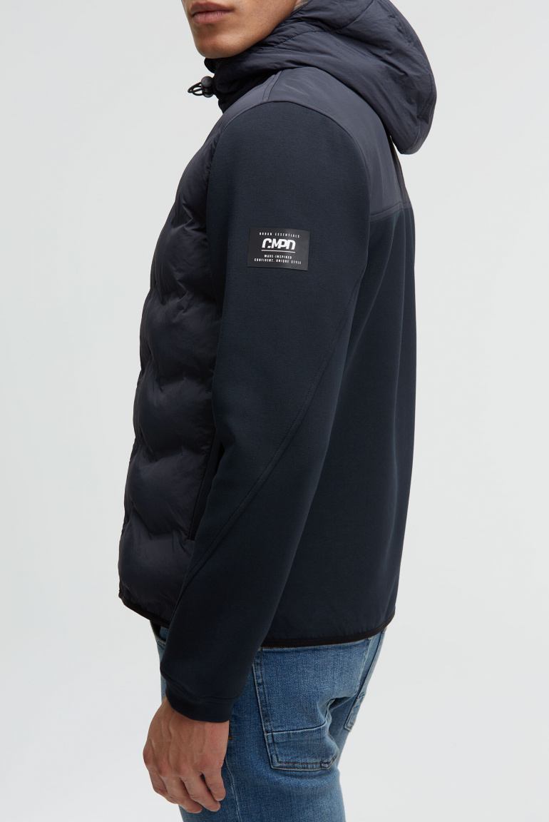 Kapuzenjacke im tonalen Materialmix