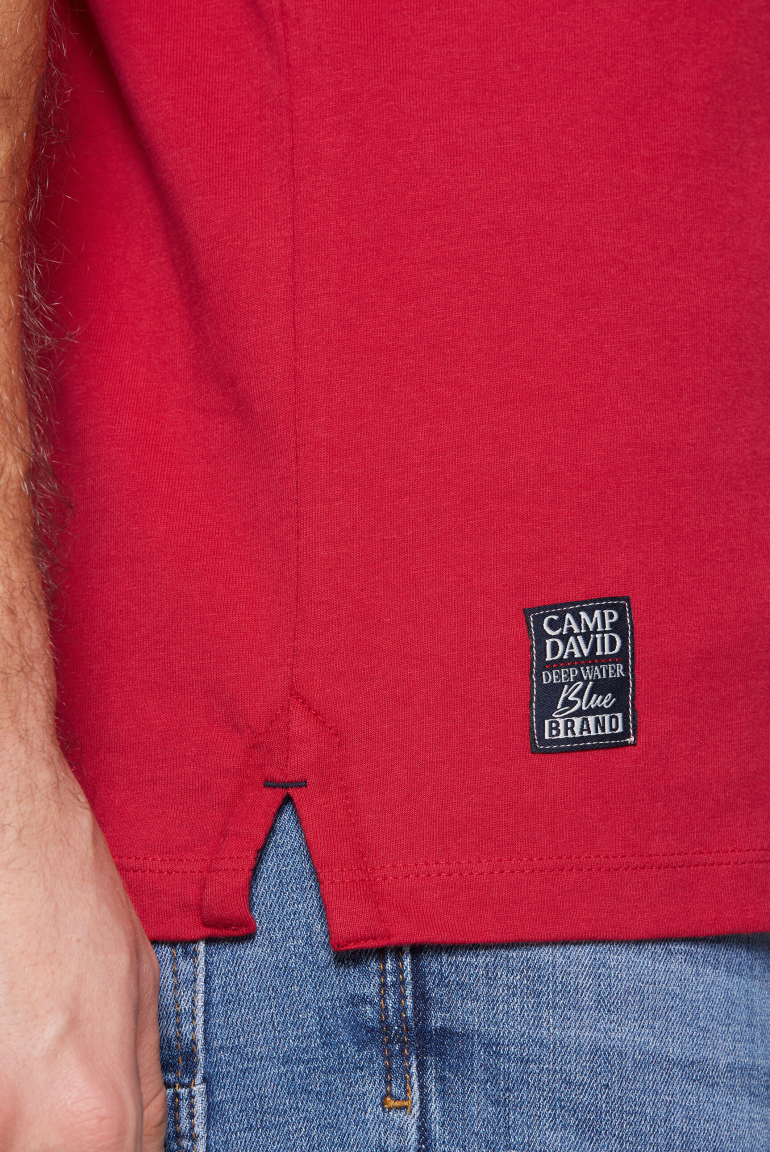 Kurzarmpolo mit Label-Applikationen