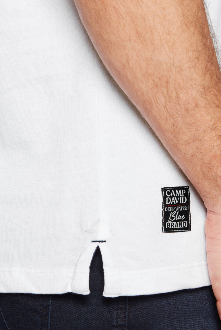 Kurzarmpolo mit Label-Applikationen