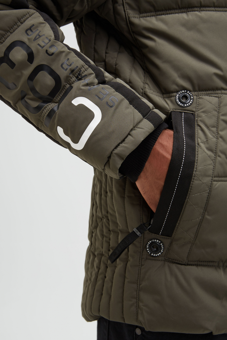 Lange Steppjacke mit Kapuze und Rücken-Artwork