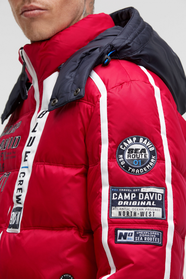 Lange Steppjacke mit Tapes, Patches und Kapuze