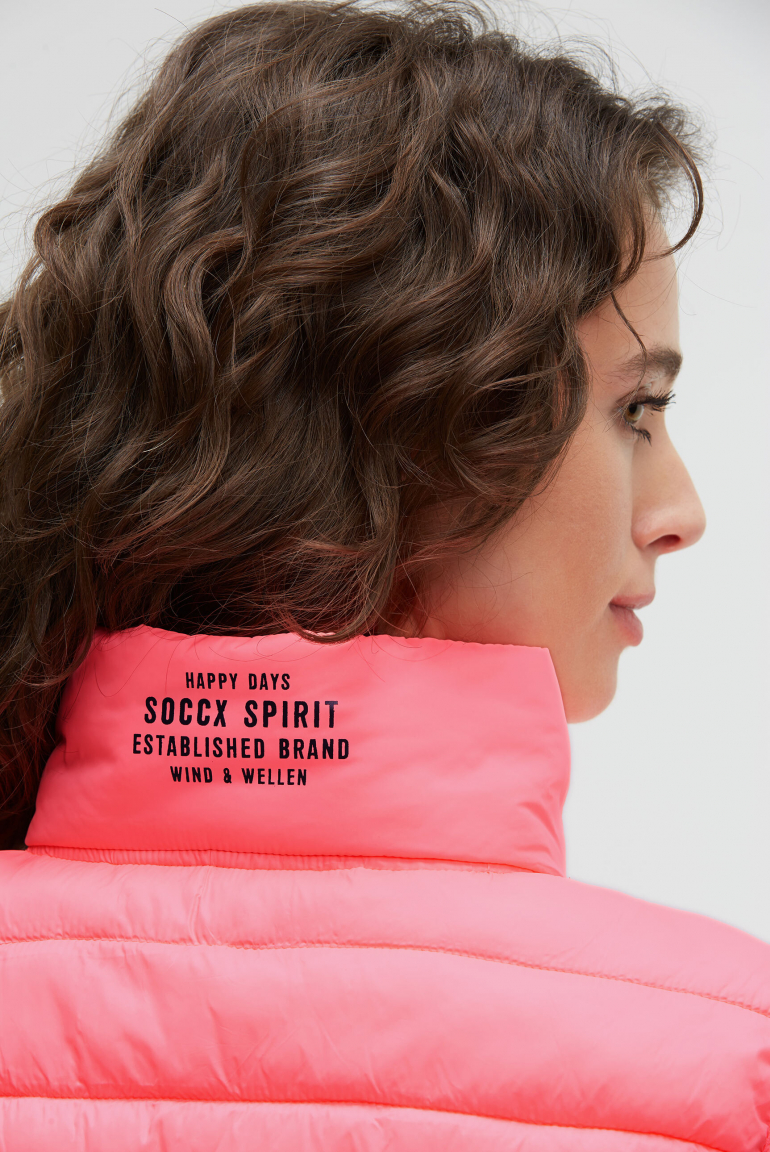 Leichte Steppweste mit Prints und Patch