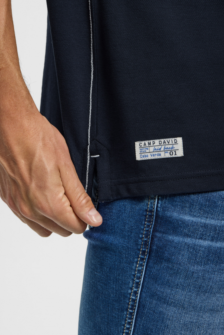 Pikee-Polo mit Label-Applikationen