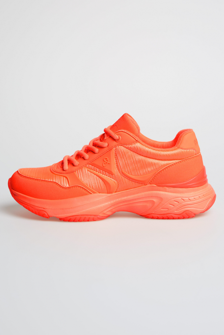 Sneaker Low im tonigen Materialmix