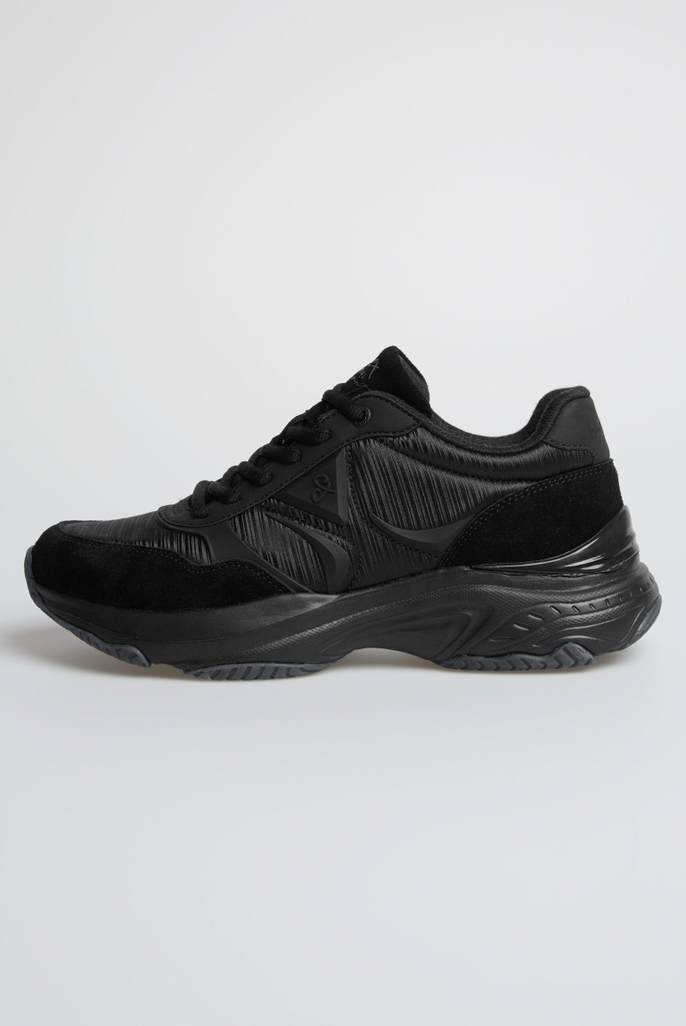 Sneaker Low im tonigen Materialmix